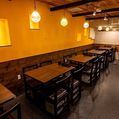 《完全貸切で完全個室に》「大人数で集まりたいけれど、周りを気にせず楽しみたい」そんなご要望にお応えします！当店では、中規模団体のご宴会は店をまるごと貸切でご利用可能。最大30名様まで、店内を贅沢に完全個室としてご提供いたします。会社の重要なご会合、盛大な歓送迎会、ご家族・ご親族の慶事など集まりに最適。