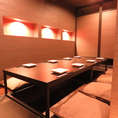 8名様～利用できるお席は、壁の中央にライトがあり贅沢な空間を創出！