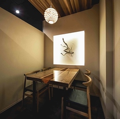 完全個室(小)。2から4名様まで着席可能。電子タバコもお使いいただけます。人気のお部屋です。