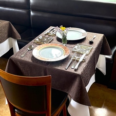 開放感のある大きな窓から自然の美しい景色を望むことができるお席です。ゆったりとしたテーブル配置で、プライベート感を大切にした空間が広がります。落ち着いたインテリアが心地よい雰囲気を醸し出し、特別なひとときを演出します。大切な方との食事や特別な記念日にもぴったりです。