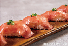 【お肉の旨味】上質なお肉の旨味を心ゆくまで味わえる贅沢な一品◎国産黒毛和牛の炙り寿司をご堪能あれ！の写真
