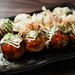 自慢のたこ焼きは、ソース、ポン酢、岩塩、牡蠣醤油の4種類からお好みの味をお選びいただけます♪