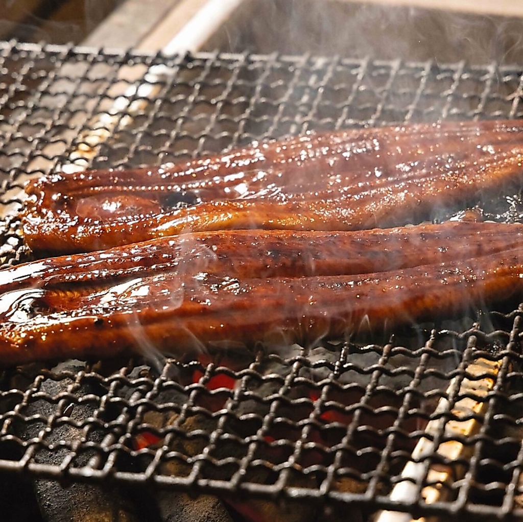 炭火を使った自慢の炉端焼き！香ばしく深い味わいです！旨みたっぷりの逸品をご提供いたします！