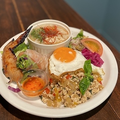 当店ならではの多国籍料理もおすすめ