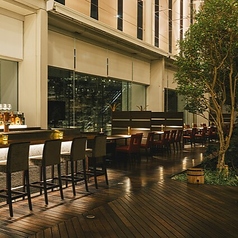 夜のデッキエリアは、幻想的なライトアップでロマンチックな雰囲気に。窓に映る滝のせせらぎが、より一層食事の時間を引き立てます。大切な人との語らいや、非日常を味わいたい時にぴったりの空間です。