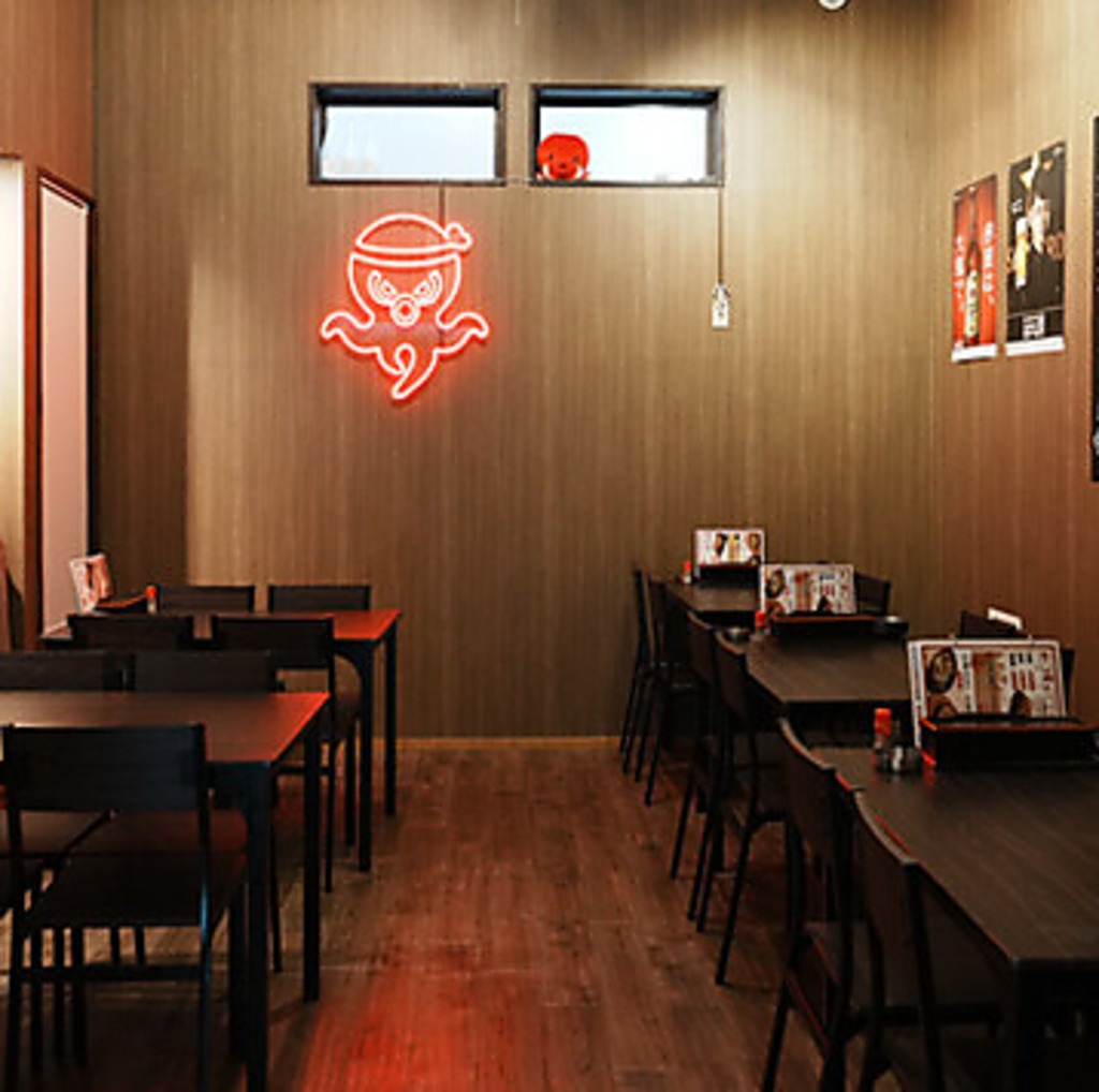 木目調で温かみのある店内には2名掛けテーブルが1卓、4名掛けテーブルが5卓あります！貸切利用も可◎