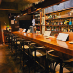 スタイリッシュな雰囲気のカウンター席で、店員さんと会話を楽しみながら特別なカクテルを是非♪