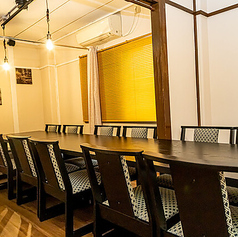 《10～14名様◎》2階のテーブル席をつなげて貸切が可能です！宴会・歓送迎会・忘新年会などのご利用も承ります。メトロ中津駅から徒歩2分の好立地のため、団体様の観光でのお食事希望などもお気軽にご相談ください♪