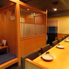 当店のカウンター席は、7席のゆったりとしたスペースが魅力です。目の前でシェフが料理を仕上げる様子を楽しみながら、臨場感あふれる食事体験ができます。木の温もりを感じる落ち着いたデザインで、カジュアルな一人飲みやデートにも最適です。美味しい料理と共に、特別なひとときをお過ごしください。お待ちしてます。