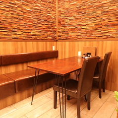 12名まで連結して座れるテーブル席もご用意！