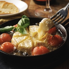 丸ごとカマンベールのアヒージョ