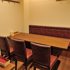 6名様まで対応可能なテーブル席を4卓完備しており、中規模のグループ利用に非常に便利です。女子会や仕事帰りの飲み会など、少し多めの人数でも一つのテーブルを囲んで一体感のある時間を共有できます。開放感がありながらも、まとまりのある配置となっているため、賑やかな会食を存分に満喫することが可能です。