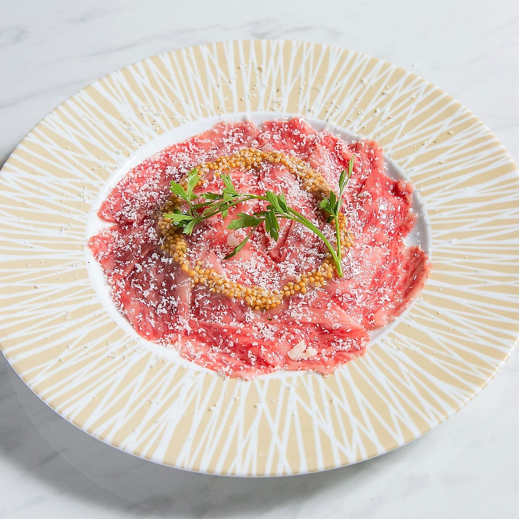 《和牛カルパッチョ》ワインとの相性も抜群。生肉好きには堪らない、とりあえずの逸品にもおすすめ。