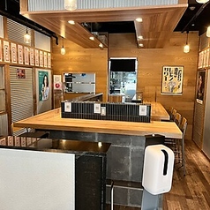 1階はバーカウンター。お酒とおつまみが楽しめます。料理をじっくり味わいたい方におすすめです。