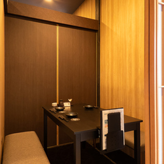 木の温もりと洗練されたモダンデザインが見事に調和した個室席。障子をイメージした間仕切りからは、柔らかな光が室内に満ち、穏やかながらも開放感あふれる心地よい空間を演出。周囲を気にすることなく、大切な方々と心ゆくまで語り合えるプライバシーを確保しつつ、ゆったりとした時間をお過ごし頂けます。