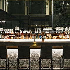 一枚板で造られたこだわりのバーカウンターは、特別な時間を過ごせる特等席です。お一人様でも気兼ねなくご利用いただけます。目の前でドリンクが作られる様子を眺めながら、ゆったりとくつろぎのひとときをお過ごしください。