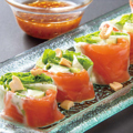 料理メニュー写真 福井サーモンとクリームチーズの生春巻き