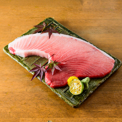 マグロの魅力すべてを堪能！極上の断面刺しを味わう★の写真