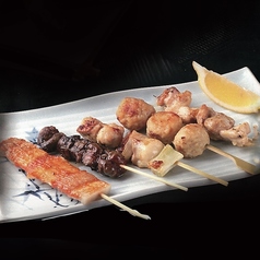 国産鶏の串焼き五種盛合せ（塩・タレ）