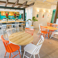 鮮やかな白とオレンジを基調としたリゾート感満載のテーブル席はカフェ利用やランチ、デートと様々なシーンにご活用可能です！