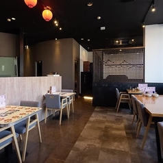 落ち着いた雰囲気のテーブル席です。/禁煙/チャージ料金：275円(税込)/人