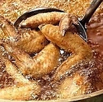 外はカリッと中はジューシー！ 一度食べたら止まらない、当店自慢の手羽先。