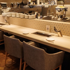 4人掛けカウンター席は、親しい仲間との楽しいひとときを過ごすのにぴったりな空間です。シンプルで洗練されたデザインが施され、心地よい照明が落ち着いた雰囲気を醸し出します。友人とのお食事や、おひとり様のお食事にも最適！、料理を囲んで心温まる会話をお楽しみください。