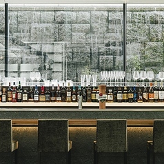 昼間のカウンター席も、洗練された素敵な空間です。窓から光が差し込み、日中でも落ち着いた雰囲気で食事を楽しめます。お一人様ランチや、軽く食事を済ませたい時に最適です。ゆったりと流れる時間の中で、こだわりの料理をご堪能ください。