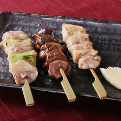 国産鶏の串焼き三種盛合せ（塩・タレ）