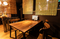 少人数に最適のテーブル席をご用意!席を仕切るパーテーションがあるので、仕事帰りやデートにぴったりです。落ち着いた雰囲気の中で、ごゆっくりとお過ごしください!全席喫煙可