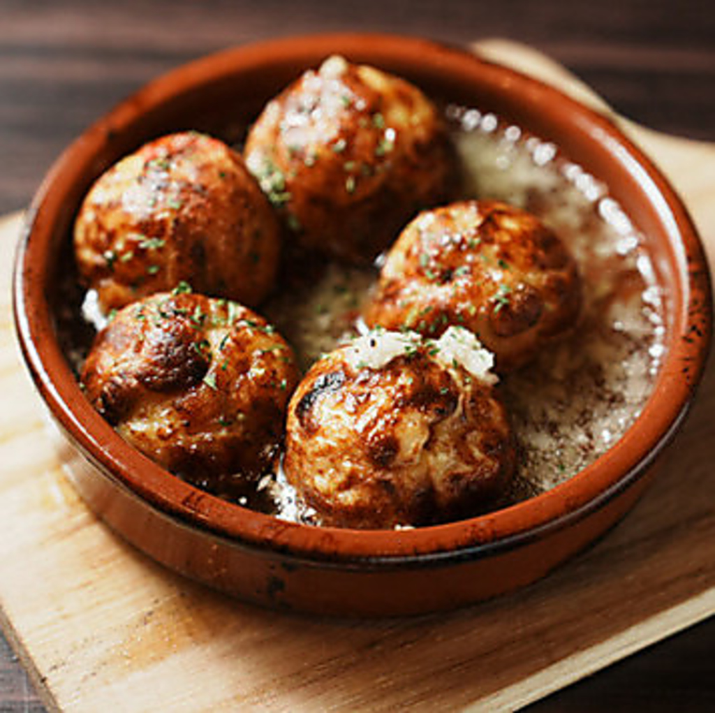 たこ焼きはイートイン・テイクアウトOK！イートインなら店内飲食限定のたこ焼きチーズもおすすめ◎