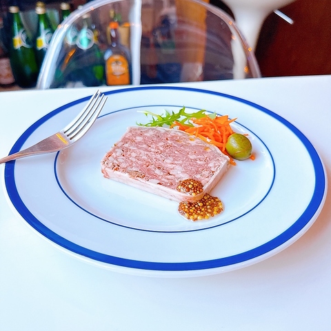 懐かしさ漂う隠れ家空間で味わう、フレンチを踏襲した創作ビストロ。