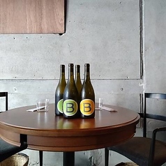 【テーブル2名様×2卓】親しい友人や大切な人と、心温まる台湾料理を楽しむ特別な時間がここに！落ち着いた雰囲気の中、紹興酒を楽しみながら、当店自慢の料理をシェアするのはいかがですか？お洒落でアットホームな空間なので、女子会やデートにもぴったりです！ぜひ、心に残る素敵なひとときを当店でお過ごしください♪