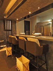 6名様まで座ることのできるカウンター席がございます。おひとり様大歓迎◎気軽に立ち寄れる雰囲気で、シンプルで洗練されたインテリアが心地よく、リラックスした時間を提供します。ぜひ、お気軽に訪れてみてくださいね♪デートにもおすすめです♪