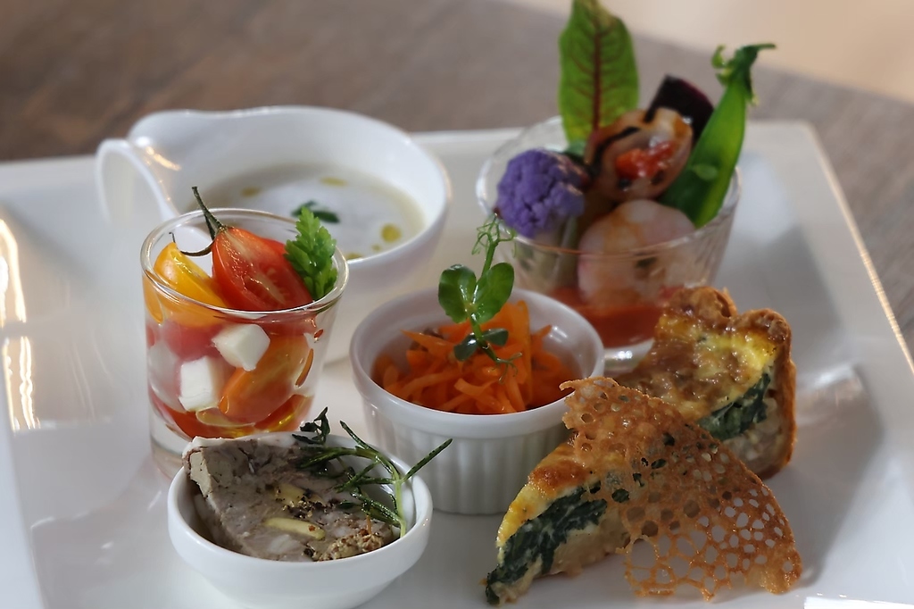 地元野菜を中心に厳選した前菜も人気です！時期によって内容も変わります。