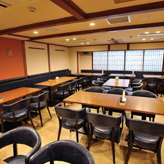 25名様から最大48名様まで収容可能な貸切プランは、会社行事や打ち上げなどの大規模な集まりに重宝します。全席禁煙の清潔感あふれるワンフロアを独占できるため、一体感のあるイベント開催が叶います。他のお客様に気兼ねすることなく、自分たちだけの特別な空間で思い出に残る賑やかなひと時をお過ごしください。