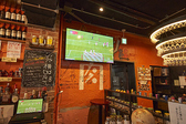店内にはテレビが設置されており、スポーツ観戦や映画を楽しむことができます。食事をしながら気軽に観られるため、グループでの利用やスポーツ好きの仲間との集まりにもぴったりです。時間を忘れて盛り上がれる設備です。