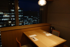 デートにもぴったりの夜景が楽しめる窓際のお席を３部屋ご用意しております。※人気のあるお席なので、ご利用を希望されるお客様はお電話にてお問い合わせください。