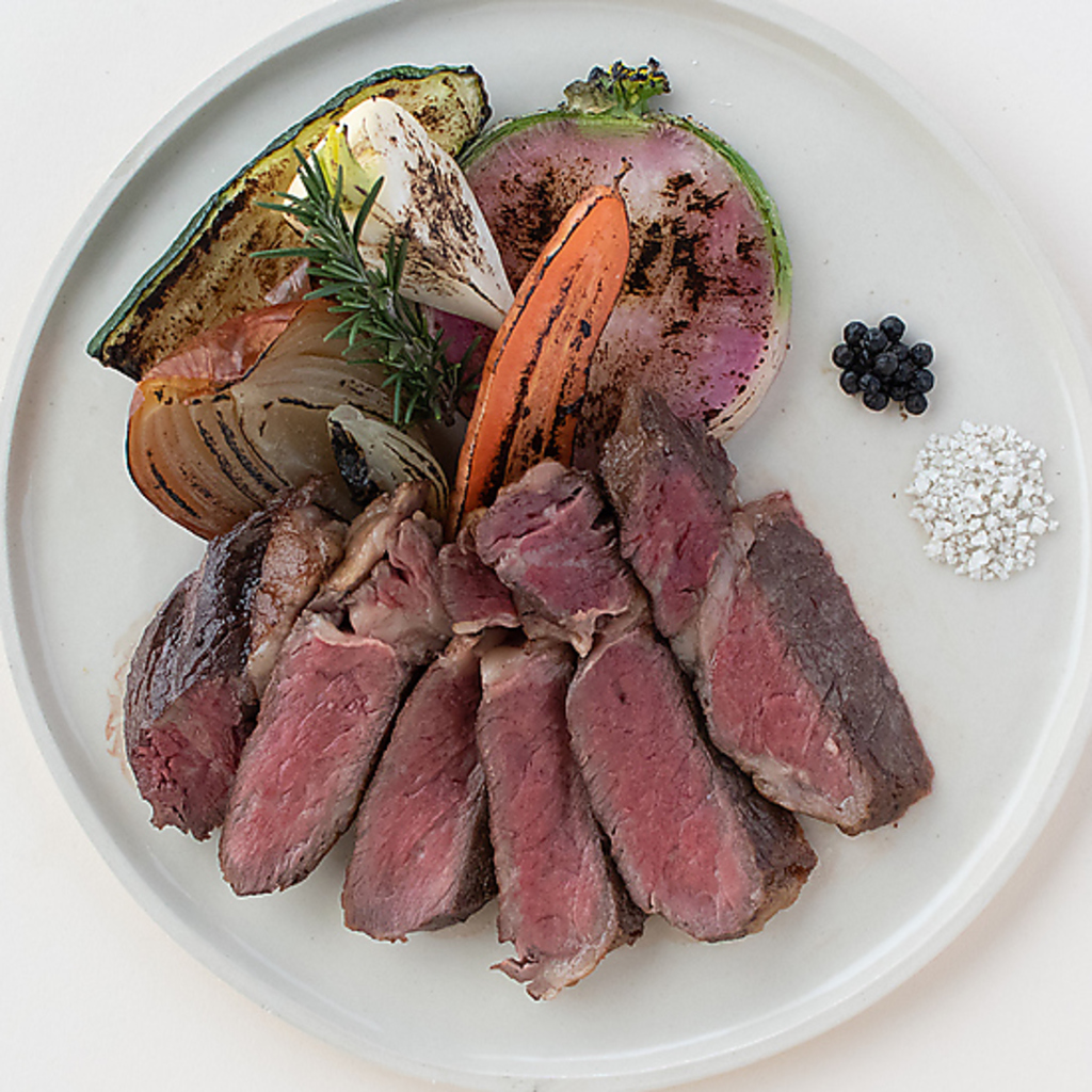 ロゼ色に美しく焼き上げたステーキ◆300gボリュームのスペシャルな一品★