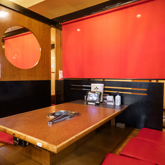 【1F】堀りごたつ半個室席（～4名様）2名様／4名様～12名様など、人数に応じてご利用可能！こちらは半個室空間になっております。会社のご宴会や女子会などお気軽にお使いください！