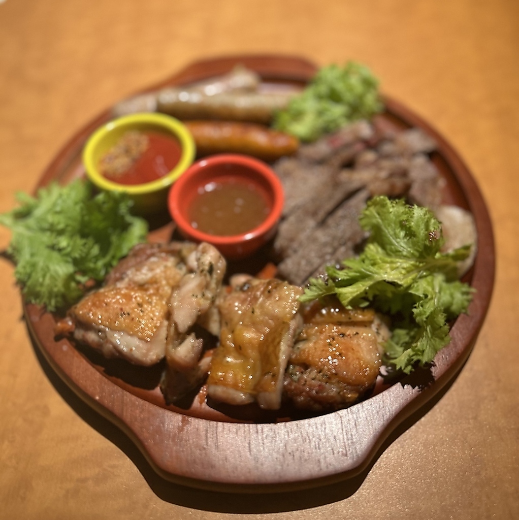 和洋どちらも楽しめるメニューが盛沢山☆3種類のお肉を贅沢に味わえるMINT'S盛りはおすすめの一皿☆