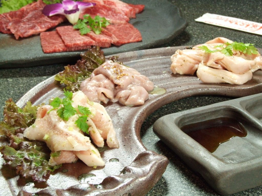 白の盛り合わせ1200円、赤の盛り合わせ1500円