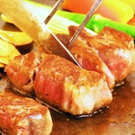 シェフズテーブルを使って、フランべしたてのジューシー肉厚の長崎和牛ステーキをどうぞ♪