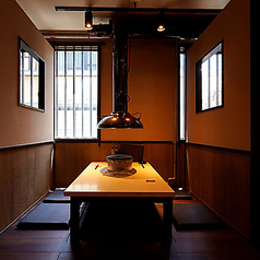 洗練された落ち着きと上品な雰囲気は、ご会合や接待、記念日などの特別なシーンに最適です。4名掛けの掘りごたつ式となっておりますので、ゆったりとご満喫いただけます。