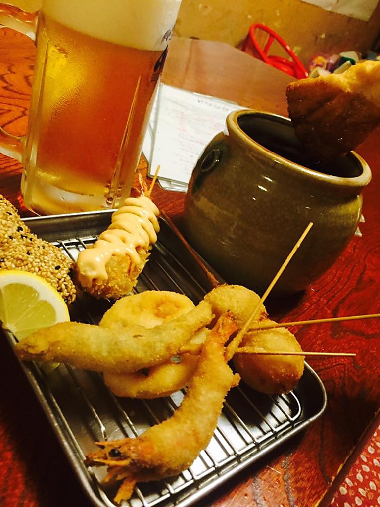 目の前で揚げる串カツは手間かけ仕上げ、アツアツで美味しい。