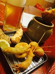 目の前で揚げる串カツは手間かけ仕上げ、アツアツで美味しい。