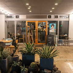 心地よい夜風を感じるテラス席は、愛煙家の方も気兼ねなく過ごせる喫煙可能スペースを完備。松山の夜景や空気感に浸りながら、お食事の合間の一服もゆったりとお楽しみいただけます。店内は禁煙のため、吸う方も吸わない方も快適に。「オトナノイザカヤBambi」ならではの、自由で贅沢なひとときをどうぞ。