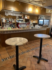 イタリアらしいハイテーブルもございます。気軽にスタンディングでカフェやアペリティーヴォなど、お楽しみいただけます。