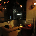 【ソファ×夜景】大宮の夜景が見える窓際のお席です。店内のカラフルなトルコランプがお席を彩ります。