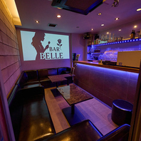 雰囲気のいいバースペースでお酒を楽しむ♪